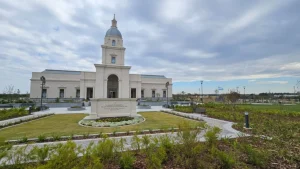 Discriminación en un templo mormón: aseguran que exigen que el personal de seguridad sea de esa religión