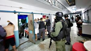 Descontrol total en la cárcel de Las Flores:  hallaron hasta un revólver en el patio del penal