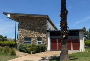 Ladrones de guante blanco: subastan tres casas que delincuentes tienen en un exclusivo barrio cerrado de Roldán