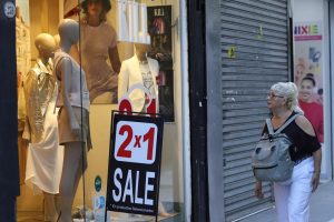 Se frena la recuperación: la confianza del consumidor cae por primera vez en cinco meses