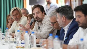 “Ni hormonización ni adecuación de género a menores”: el gobierno de Kicillof desmintió a Milei