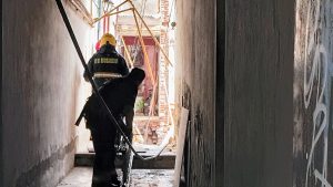 Colapsó medianera en Santa Fe al 2400: Bomberos intervinieron para que vecinos de un pasillo pudieran salir de sus casas