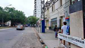 Un motociclista atropelló a una nena de 9 años que cruzaba la calle para ingresar al colegio