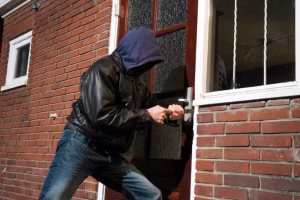 Insólito: un ladrón ingresó a robar a una casa pero se quedó dormido antes de escapar