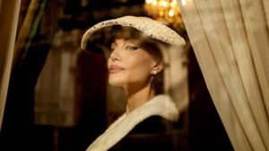 La biografía de María Callas, interpretada por Angelina Jolie, encabeza los estrenos de la semana