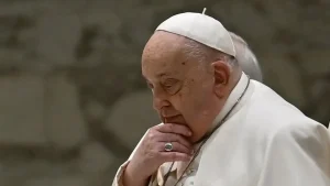 El Papa Francisco sigue en estado crítico y pasó "una buena noche", según el último parte médico del Vaticano