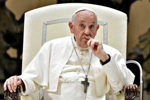 El papa Francisco pasó su segunda noche internado y remarcó: "Todavía necesito tratamiento para mi bronquitis"