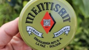 Hay que tener cuidado: prohibieron la comercialización de una reconocida pomada mentolada de venta callejera