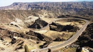 La increíble ruta argentina que atraviesa un paisaje lunar entre montañas, rocas y fósiles de dinosaurios
