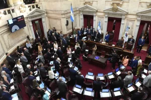 Ante la negativa de los dialoguistas, el gobierno está obligado a buscar los votos kirchneristas en el Senado