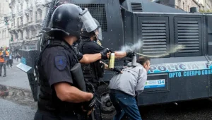 Las prioridades de Milei y Bullrich: el gas pimienta que usó la Policía para reprimir cuesta lo mismo que una jubilación mínima