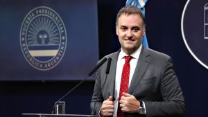 El día que Manuel Adorni dijo que ir al FMI era una "evidencia del rotundo fracaso del gobierno"