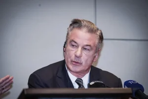 ¿Vuelve la polémica? Alec Baldwin es un forajido en el primer tráiler de la controversial película "Rust"