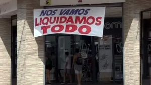 Cierra un reconocido bazar en la peatonal y liquida todo