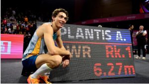 Vuela, vuela: el sueco Armand Duplantis volvió a batir el récord de salto con garrocha