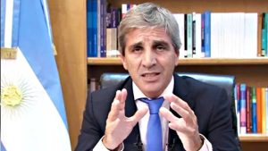 Alertan por una nueva estafa en la que vuelven a utilizar la imagen de Luis Caputo para promocionar una plataforma de inversiones