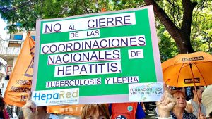 Tras despidos y desfinanciamiento, renunciaron varios profesionales de los programas de vacunas, VIH, lepra y tuberculosis