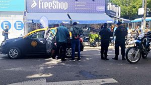 Accidente de tránsito en el centro rosarino: un taxista atropelló a dos personas