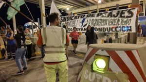 Puente Rosario-Victoria: trabajadores de peaje realizaron asambleas con barreras levantadas