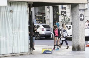 Intentaron robar un negocio en el centro y rompieron la puerta principal