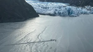 Un piloto y sus dos hijas pequeñas sobreviven a la noche en el ala de un avión tras estrellarse en un lago helado de Alaska
