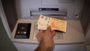 Aumentan las comisiones en los bancos y sacar plata del cajero puede costar hasta $ 5.000