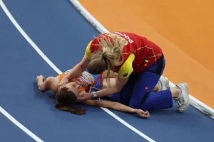 Impactante accidente: golpeó su cabeza contra la pista, quedó inconsciente y debió ser hospitalizada