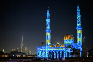 Mezquitas de Dubai se iluminan con proyecciones artísticas durante el Ramadán