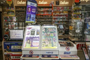 Dos ladrones compran un boleto de lotería con una tarjeta robada, ganan y el dueño quiere compartir el premio