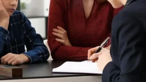 Córdoba: un niño fue a Tribunales con una abogada a pedir autorización para radicarse en Brasil con su madre