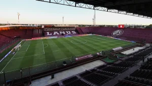 Es hincha de Lanús, se estaba por casar, se enteró que su pareja la engañaba y el club le hizo un regalo especial
