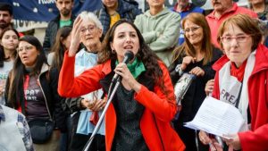 Carla Deiana: “El Frente de Izquierda está con los jubilados, Pullaro y Milei con el FMI”