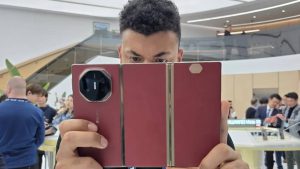 Con todos los chiches: salió a la venta el primer smartphone plegable de tres pantallas