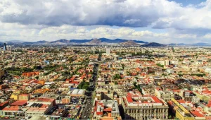 Cuál es la capital de América Latina que fue construida sobre un lago y se hunde 40 centímetros por año