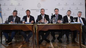 El oficialismo libertario logró dictamen para tratar el DNU del acuerdo con el Fondo y UxP advirtió que no reconocerá esa deuda