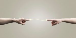 La ciencia revela por qué una persona puede transmitir corriente a otra