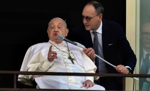 Médico del Papa: "Hubo que decidir entre dejarlo ir o probar todas las terapias posibles corriendo alto riesgo"