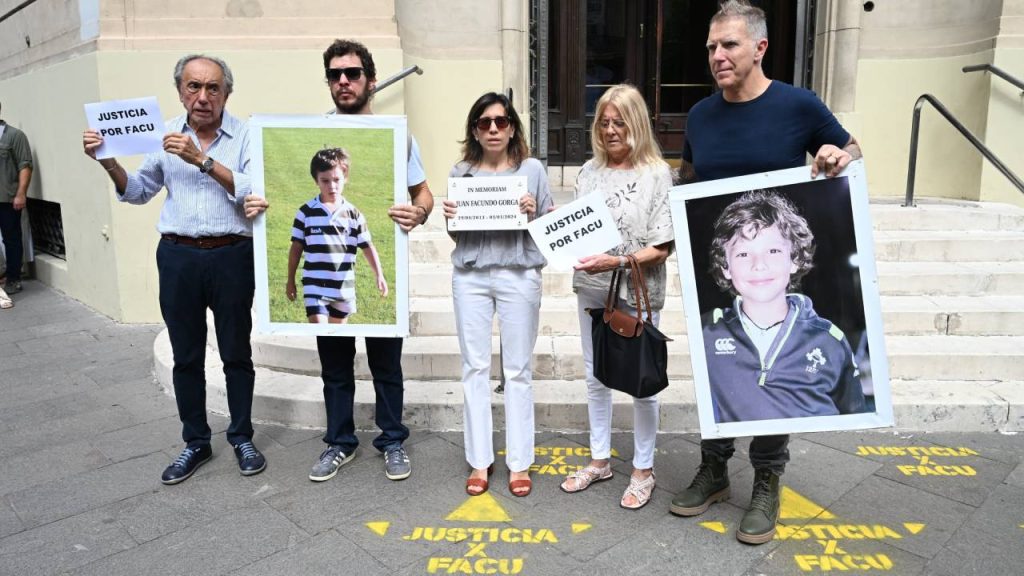 Exigen justicia por la muerte de Facundo Gorga frente a la sede del Jockey Club de Rosario