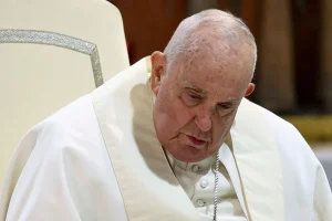 El Papa tuvo una buena noche de descanso, pero su pronóstico sigue siendo "reservado"