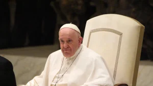 "Ni insuficiencia respiratoria ni broncoespasmos": el papa Francisco descansó bien y permanece "estable"