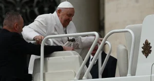 El papa Francisco pasó "una noche tranquila" con signos de leve mejoría