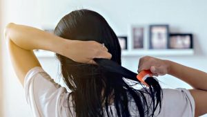 Dormir con el pelo mojado: ¿es bueno o malo?