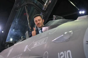 El avión F-16 que presentó Petri no levantará vuelo: sólo capacitará a pilotos y técnicos militares en tierra