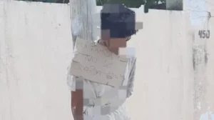 Ataron a un joven a un poste con un cartel que decía "a la familia no se roba"