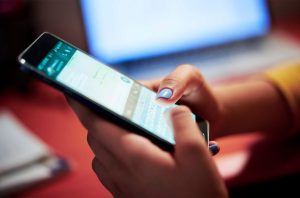 Cómo protegerse de las estafas teléfonicas realizadas con voces familiares clonadas con IA