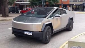 Tesla Cybertruck en Puerto Madero: la ostentación de Juan Carlos López Mena tiene polémicos imitadores