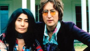 Una nueva biografía revaloriza la figura de Yoko Ono, una mujer que "quedó oculta en la alargada sombra" de los Beatles