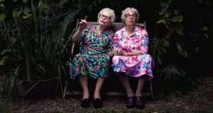 “Cae la noche tropical” llega a La Comedia: un imperdible recorrido por el imaginario del icónico Manuel Puig