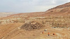 Descubrimiento en Judea reescribe la historia de su desierto: Desentierran una misteriosa pirámide con papiros, moneda y armas de hace 2200 años