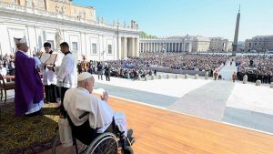 El Papa reapareció por sorpresa ante los fieles en la Plaza San Pedro